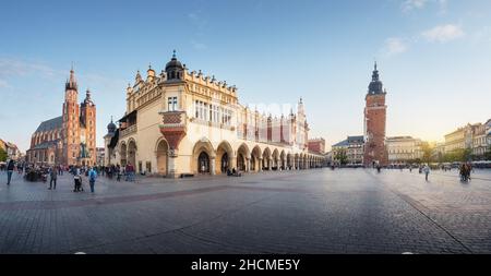Vista panoramica della Piazza del mercato principale con la Basilica di Santa Maria, il Palazzo dei tessuti e la Torre del Municipio - Cracovia, Polonia Foto Stock