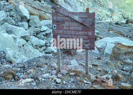 Cartello di segnalazione gas tossico acido al cratere del vulcano Kawah Ijen Sulphur, East Java, Indonesia Foto Stock