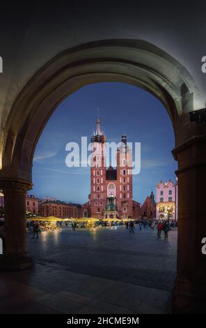Basilica di Santa Maria e Sala dei tessuti Arches di notte - Cracovia, Polonia Foto Stock