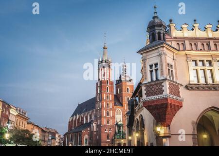 Basilica di Santa Maria e Sala dei tessuti nella piazza del mercato principale - Cracovia, Polonia Foto Stock