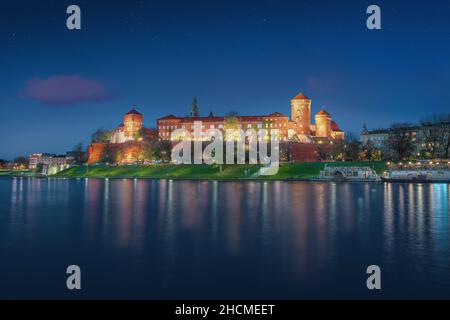 Skyline del Castello di Wawel di notte - Cracovia, Polonia Foto Stock