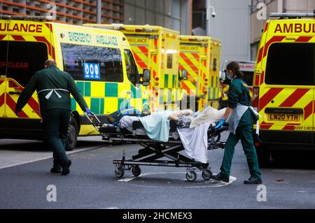 Londra, Regno Unito. 30th Dic 2021. Un flusso costante di pazienti che arrivano al Royal London Hospital di Whitechapel. I casi positivi di Covid sono in aumento con la nuova variante Omicron. L'NHS è sotto pressione con circa il 10% del personale fuori con malattia. Il Segretario della Sanità, Sajid Javid, ha promesso di acquistare molti più kit per il flusso laterale a gennaio in quanto vi sono carenze di approvvigionamento. Credit: Mark Thomas/Alamy Live News Foto Stock