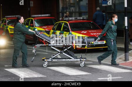Londra, Regno Unito. 30th Dic 2021. Un flusso costante di pazienti che arrivano al Royal London Hospital di Whitechapel. I casi positivi di Covid sono in aumento con la nuova variante Omicron. L'NHS è sotto pressione con circa il 10% del personale fuori con malattia. Il Segretario della Sanità, Sajid Javid, ha promesso di acquistare molti più kit per il flusso laterale a gennaio in quanto vi sono carenze di approvvigionamento. Credit: Mark Thomas/Alamy Live News Foto Stock