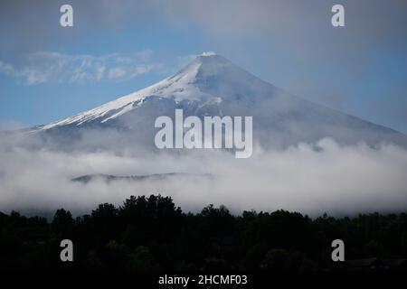 Pucon, Araucania, Cile. 30th Dic 2021. Il vulcano Villarrica all'alba a Pucon, nel Cile meridionale. (Credit Image: © Matias Basualdo/ZUMA Press Wire) Foto Stock