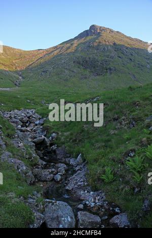 Discesa da Stob na Doire a Buchaille Etive Mor, Glencoe, Scozia Foto Stock