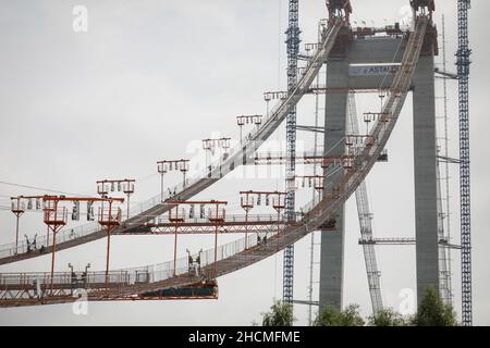 Braila, Romania - 26 agosto 2021: Il sito di costruzione del ponte Braila, un ponte sul Danubio tra Braila e la riva opposta del riv Foto Stock