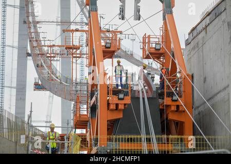Braila, Romania - 26 agosto 2021: Il sito di costruzione del ponte Braila, un ponte sul Danubio tra Braila e la riva opposta del riv Foto Stock