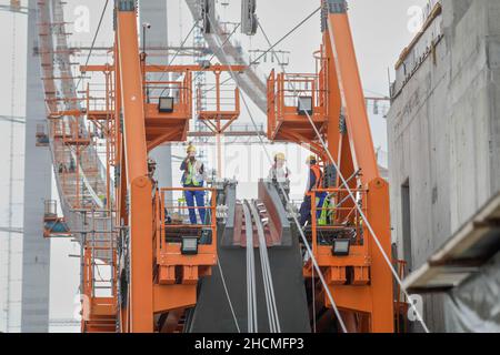 Braila, Romania - 26 agosto 2021: Il sito di costruzione del ponte Braila, un ponte sul Danubio tra Braila e la riva opposta del riv Foto Stock