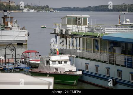 Braila, Romania - 26 agosto 2021: Navi nei cantieri navali e sulle banchine del porto di Braila. Foto Stock