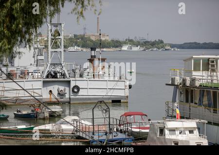 Braila, Romania - 26 agosto 2021: Navi nei cantieri navali e sulle banchine del porto di Braila. Foto Stock