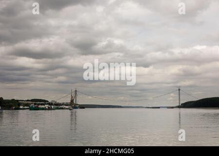 Braila, Romania - 26 agosto 2021: Il sito di costruzione del ponte Braila, un ponte sul Danubio tra Braila e la riva opposta del riv Foto Stock