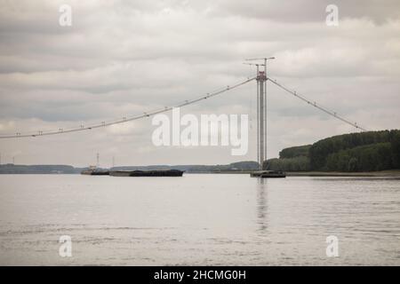 Braila, Romania - 26 agosto 2021: Il sito di costruzione del ponte Braila, un ponte sul Danubio tra Braila e la riva opposta del riv Foto Stock