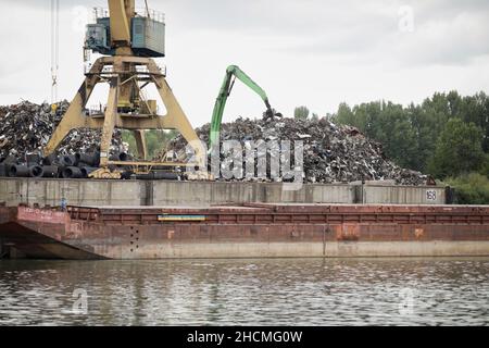 Braila, Romania - 26 agosto 2021: Rottami di metallo sulle rive del Danubio. Foto Stock