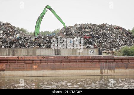 Braila, Romania - 26 agosto 2021: Rottami di metallo sulle rive del Danubio. Foto Stock