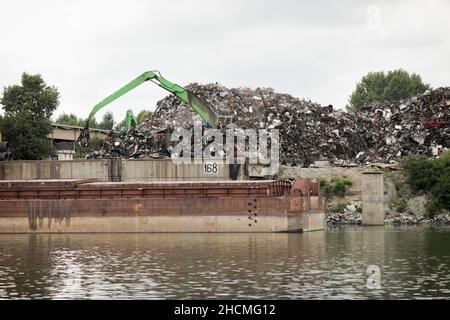 Braila, Romania - 26 agosto 2021: Rottami di metallo sulle rive del Danubio. Foto Stock