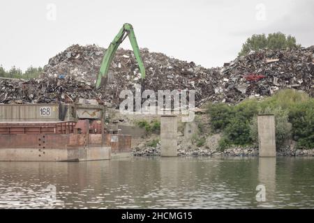 Braila, Romania - 26 agosto 2021: Rottami di metallo sulle rive del Danubio. Foto Stock