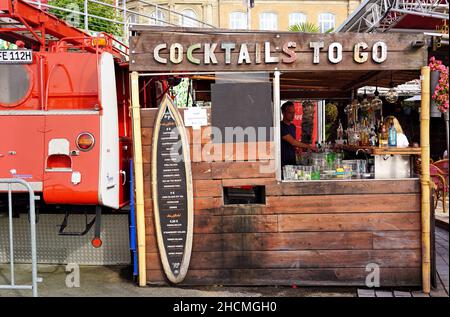 Un cocktail bar all''aperto presso la famosa località turistica sul lungofiume del Reno a Düsseldorf, in Germania. Foto Stock