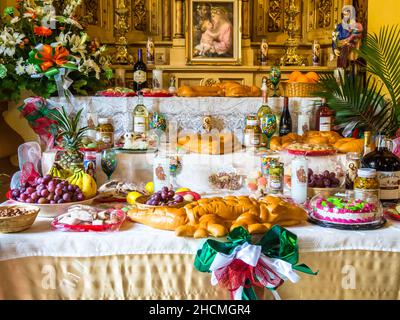 New Orleans, LA, USA - 19 MARZO 2018: Altare di San Giuseppe presso la chiesa dell'Assunzione di Santa Maria nel quartiere dei Giardini inferiori Foto Stock