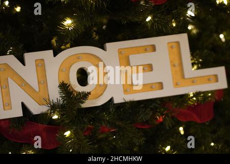 Foto di decorazioni noel su un albero di Natale illuminato Foto Stock