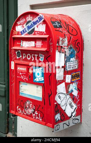 Adesivo ed etichetta coperti rosso Post Danmark lettera box a Copenhagen, Danimarca Foto Stock