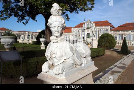 Scultura femminile della sfinge nel Giardino di sospensione del Palazzo di Queluz, nei pressi di Lisbona, Portogallo Foto Stock