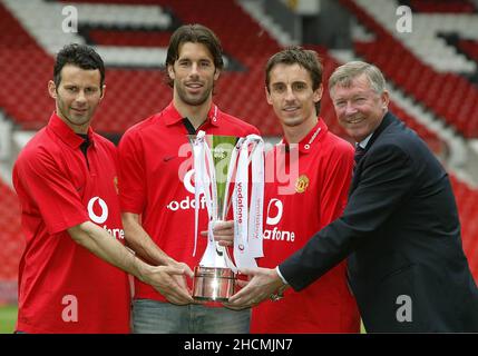 Foto del file datata 11-05-2004 del Manchester United (sinistra - destra) Ryan Giggs, Ruud Van Nistelrooy, Gary Neville e Sir Alex Ferguson tengono la Vodafone Cup a Old Trafford, per lanciare il torneo pre-stagione che inizia ad agosto. Sir Alex Ferguson passa il suo 80th compleanno con il suo posto negli annali della storia del calcio già sicuro. Data di emissione: Giovedì 30 dicembre 2021. Foto Stock