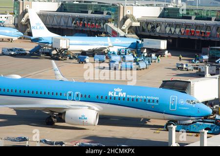 Schiphol, Paesi Bassi - 28 ottobre 2021: Aereo della KLM, Royal Dutch Airlines è parcheggiato presso l'aeroporto Schiphol Foto Stock