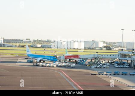 Schiphol, Paesi Bassi - 28 ottobre 2021: Aereo della KLM, Royal Dutch Airlines è parcheggiata per il servizio presso l'aeroporto Schiphol Foto Stock