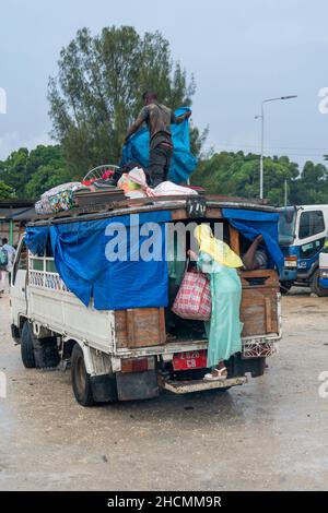 PEMBA, TANZANIA - GENNAIO 2020: La gente sta caricando in macchina sulla stazione degli autobus in Tanzania, isola di Pemba, arcipelago di Zanzibar. Africa orientale Foto Stock