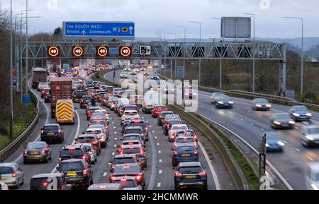 Bristol, Regno Unito. 30th Dic 2021. Congestione sull'autostrada M5 prima della pausa di Capodanno. Sul tratto gestito dell'autostrada M5 a Filton sono previste limitazioni di velocità a causa del volume di traffico che si dirige verso sud. Autostrade Inghilterra segnalano velocità inferiori a 30 mph. Credit: JMF News/Alamy Live News Foto Stock