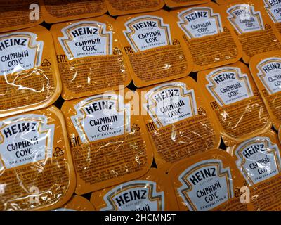 Nizhny Novgorod, Russia, Gagarin Avenue 105, 12.25.2021. Salsa Heinz. Salsa al formaggio Heinz confezionata Foto Stock