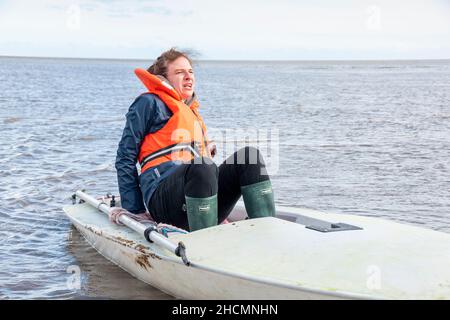 Lincolnshire, Regno Unito – 14 settembre 2017 : anca Nana Vaida si infila mentre l'acqua si infila nella sua barca sul luogo filmando alle barche da Wellred Films, Cleetho Foto Stock