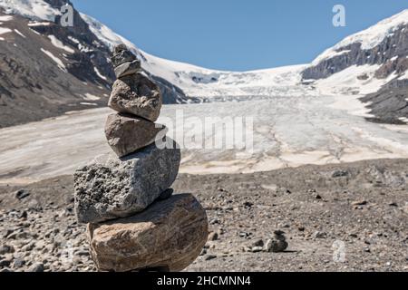 Un cairn di roccia segna il bordo del massiccio del Columbia Icefield e del Ghiacciaio Athabasca al bordo sud del Jasper National Park in Alberta, Canada. Il Columbia Icefield è il più grande campo di ghiaccio delle Montagne Rocciose. Foto Stock