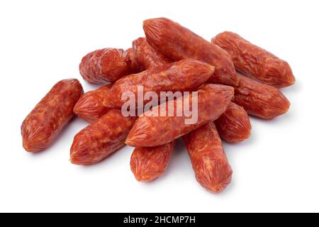 Mucchio di piccole salsicce Kabanossi da vicino isolato su sfondo bianco Foto Stock