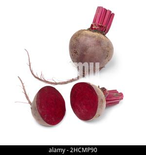 Barbabietole fresche intere e tagliate a metà, isolate su sfondo bianco Foto Stock