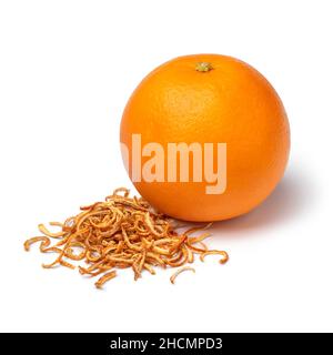 Un mucchio di buccia di arancia amara secca e un arancio isolato su sfondo bianco da vicino Foto Stock