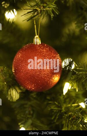 Primo piano immagine di un ornamento rosso di Natale Foto Stock