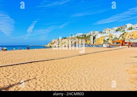 Una bella spiaggia a Praia do Tunel e Peneco Rock Foto Stock