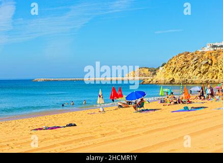 Una bella giornata di sole a Praia do Tunel ad Albufeira Foto Stock