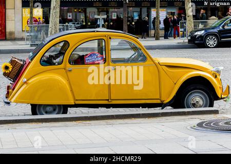 È una vecchia Citroen Citroen 2 CB gialla, la leggenda dell'industria automobilistica francese, all'aperto 12 maggio 2013 a Parigi, Francia. Foto Stock