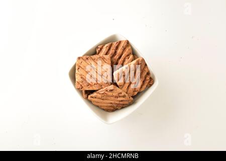 Biscotto al cioccolato in ciotola isolato su sfondo bianco Foto Stock