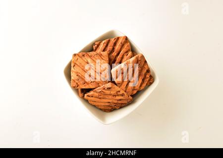 Biscotti al cioccolato in ciotola isolato su sfondo bianco Foto Stock