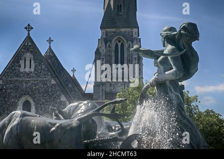 Copenhagen, Danimarca - Chiesa inglese di St. Alban in stile Gotico Revival e la dea fontana Gefion del 1908, il più grande monumento di Copenhagen Foto Stock