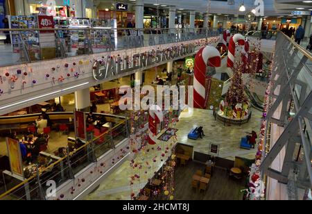 Shopping natalizio nel centro commerciale Galleries, Bristol, UK, affollato ma non affollato Foto Stock