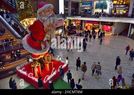 Shopping natalizio a Cabot Circus, Bristol, Regno Unito, affollato ma non affollato Foto Stock