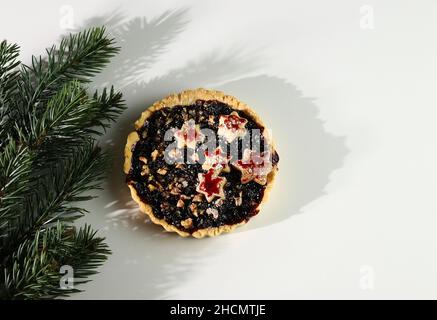 Deliziosa crostata di mirtilli e ribes per Natale su sfondo bianco. Direttamente sopra. Foto Stock