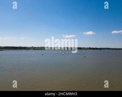 Sutton Suffolk UK Giugno 13 2021: Piccole barche a vela sul fiume Deben a Suffolk in una giornata estiva limpida e calda Foto Stock