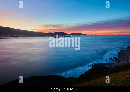 Vista del porto di Bilbao da la Galea al tramonto Foto Stock