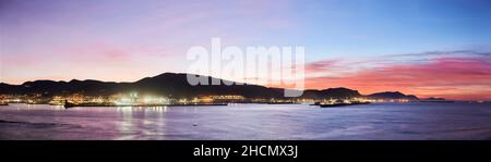 Vista del porto di Bilbao da la Galea al tramonto Foto Stock