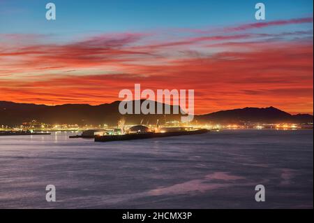 Vista del porto di Bilbao da la Galea al tramonto Foto Stock